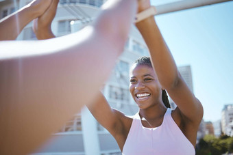 黑色的女人健身体育高城市城市运行成功运动员团队支持马拉松赢家快乐锻炼兴奋<strong>培训</strong>庆祝活动健康的锻炼<strong>目标</strong>成就