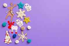 节日装饰玩具紫色的背景快乐圣诞节概念复制空间