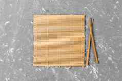 寿司筷子空棕色（的）竹子席木板水泥背景前视图复制空间空亚洲食物背景