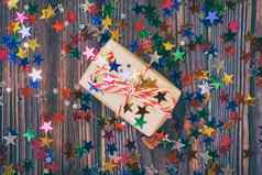 礼物盒子明星有创意的概念节日装饰黑色的背景五彩纸屑星星红色的黄色的礼物盒子爆炸五彩纸屑健美的