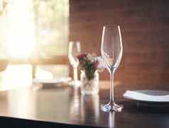 空玻璃表格酒香槟酒精晚餐浪漫的餐厅首页用餐者奢侈品午餐晚餐水晶酒玻璃板花接待宴会餐