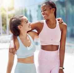 城市健身微笑朋友给动机锻炼培训葡萄牙黑色的女人跑步者支持户外有氧运动锻炼体育运行身体健康街