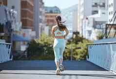 健身跑步者回来视图女人运行锻炼有氧运动培训在户外桥沥青夏天健康体育年轻的女孩健康的活跃的城市慢跑锻炼路