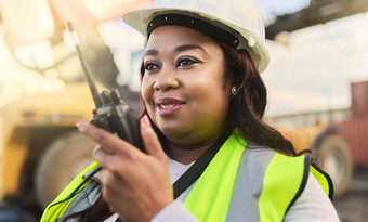 工程师黑色的女人步行式有声电影控制管理沟通需要戴安全帽的检查员经理工头建设网站女工人物流航运院子里非洲