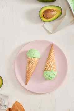 绿色鳄梨冰奶油独家新闻wafle视锥细胞白色背景复制空间