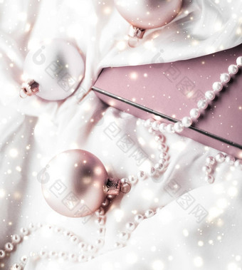 圣诞节魔法假期背景节日装饰物脸红粉红色的古董礼物盒子黄金闪闪发光的冬天季节现在奢侈品品牌设计
