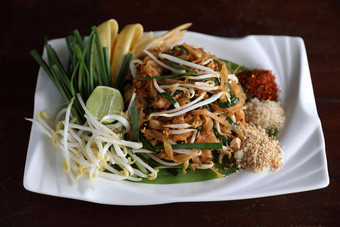 当地的泰国食物帕德泰炸面条