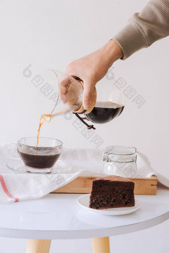 酝酿在滴咖啡<strong>一步一步</strong>烹饪指令咖啡准备好了咖啡师倒酿造咖啡杯