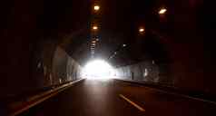 黑暗隧道高速公路光结束
