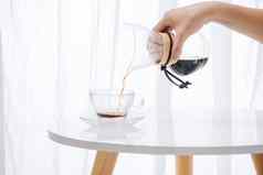 酝酿在滴咖啡一步一步烹饪指令咖啡准备好了咖啡师倒酿造咖啡杯
