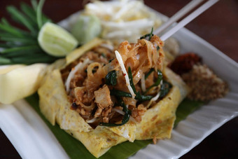 当地的泰国食物帕德泰炸面条