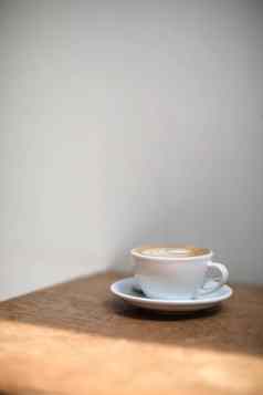 卡布奇诺咖啡拿铁艺术咖啡使牛奶木表格咖啡商店