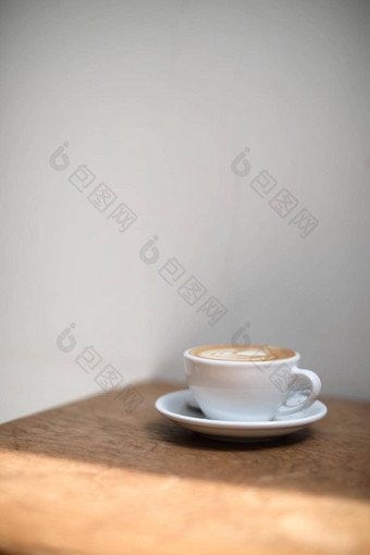 卡布奇诺咖啡拿<strong>铁艺</strong>术咖啡使牛奶木表格咖啡商店