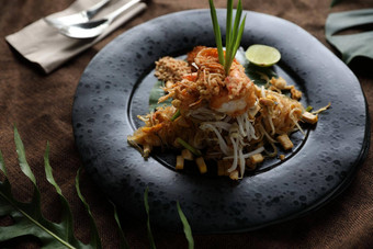 泰国食物垫泰国炸面条虾