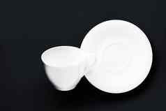 白色餐具陶器集空杯黑色的平铺背景