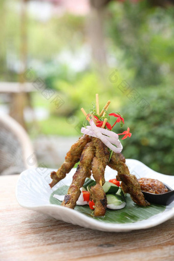 鸡沙爹黑暗棕色（的）表格街食物开胃菜