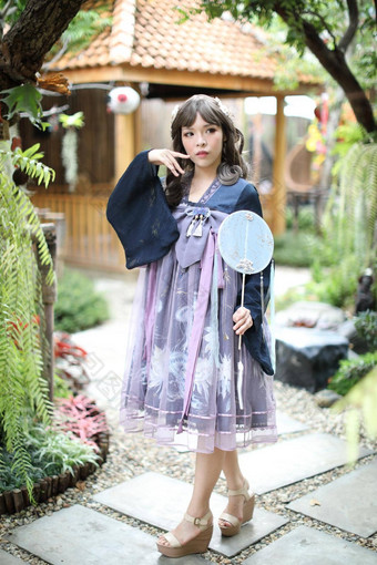 肖像亚洲女孩中国人洛丽塔时尚衣服花园背景