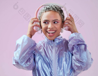 黑色的女人持有耳机工作室<strong>音乐</strong>流媒体娱乐粉红色的<strong>墙</strong>模型粉红色的背景快乐时髦的前卫非洲时尚女孩享受蓝牙音频
