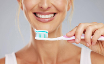 牙膏手牙刷早....微笑清洁牙齿健康牙科医疗保健模型工作室背景变焦口清洁化妆品美健康的护理例程