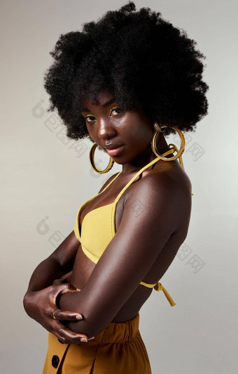 <strong>黑</strong>色的女人信心时尚的黄色的时尚时尚的前卫的态度非洲美国女非洲式发型放松灰色工作室<strong>背景黑</strong>色的女孩魔法很<strong>酷</strong>的