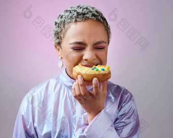 食物工作室女人吃甜甜圈蛋糕眼睛关闭享受甜蜜的糖衣糖糕点饿了年轻的女孩快食物饮食大咬甜甜圈零食作弊餐