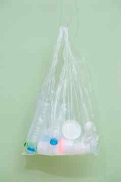 塑料袋填满家庭浪费孤立的白色背景