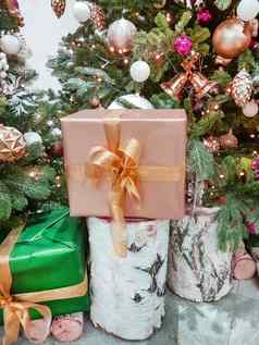 美丽的盒子包装黄金纸圣诞节礼物桦木树桩圣诞节树房间