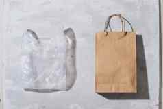 丑陋的色彩斑斓的塑料袋棕色（的）可回收的生态纸袋减少重用回收概念平躺视图孤立的白色