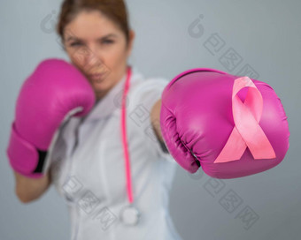 女医生粉红色的拳击手套粉红色的丝带灰色的背景战斗<strong>乳房癌症</strong>