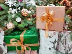 美丽的盒子包装黄金纸圣诞节礼物桦木树桩圣诞节树房间