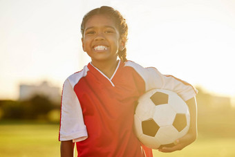 年轻的健身女孩足球足球球员学习培训锻炼健康的孩子发展肖像年轻的快乐体育孩子场体育场练习游戏日落