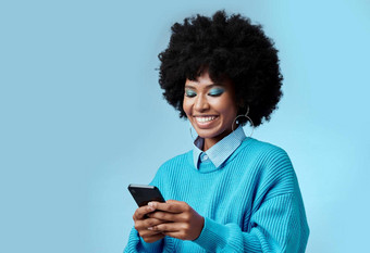 模型微笑黑色的女人电话<strong>打字</strong>在线沟通消息<strong>联系</strong>社会媒体应用程序复古的古董快乐女孩非洲式发型头发互联网网络在线搜索