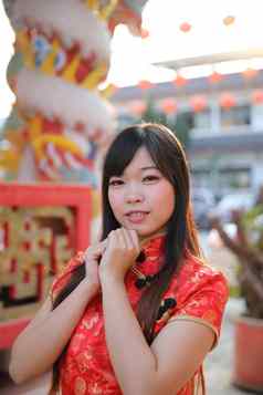 美女人穿红色的旗袍微笑中国人一年