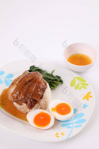 <strong>红烧</strong>猪肉腿大米当地的泰国食物街食物孤立的白色背景