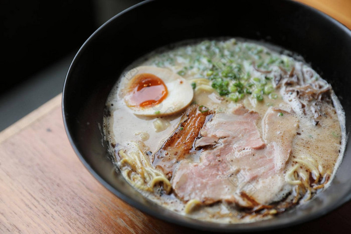 拉面面条猪肉蛋汤日本食物