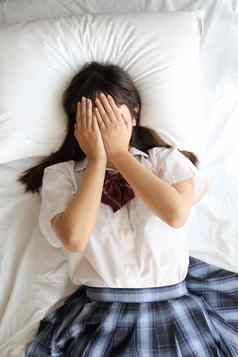 肖像日本学校女孩统一的睡眠相机白色语气床上房间