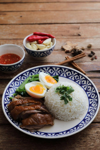 当地的泰国食物<strong>红烧</strong>猪肉腿大米孤立的木背景