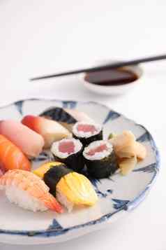 寿司集尼吉里寿司卷我是酱汁筷子日本食物孤立的白色背景