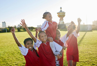 体育足球年轻的女孩奖杯庆祝快乐兴奋场胜利团队球员女孩子们胜利的赢家冠军游戏