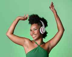 绿色屏幕音乐广播跳舞黑色的女人微笑流媒体播客模型工作室背景快乐微笑非洲人跳舞能源音频耳机