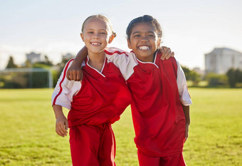 肖像女孩朋友微笑足球场培训匹配游戏竞争足球体育孩子们草球场学习球体育运动健康健康健身锻炼