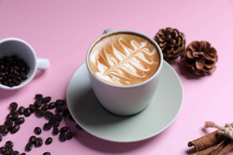 热卡布奇诺咖啡拿铁艺术孤立的粉红色的背景
