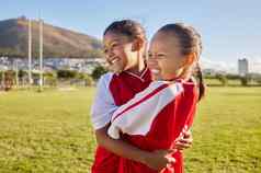 足球女孩体育孩子们拥抱微笑快乐有趣的债券享受户外游戏朋友年轻的孩子们队友拥抱巴西足球场青年学院培训