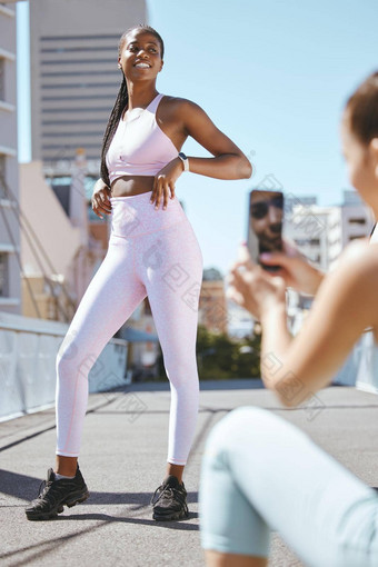 健身影响者朋友智能手机照片社会媒体更新健康生活方式身体进步结果基因市场营销女孩采取照片黑色的女人体育<strong>时尚网</strong>站