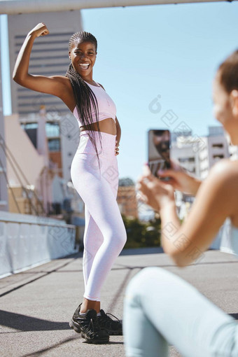 健身朋友社会媒体影响者采取图片强大的权力构成健康视频博客城市健康培训博客广告黑色的女人摄影师锻炼