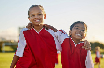 女孩拥抱足球团队健身游戏孩子们锻炼培训草场自然公园泰国高学校体育场肖像微笑快乐足球孩子们能源体育锻炼