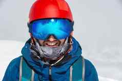 关闭滑雪护目镜男人。反射下了雪山山范围反映了滑雪面具肖像男人。滑雪度假胜地背景山天空