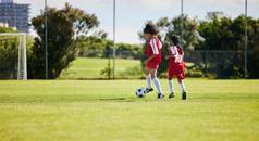 足球健身培训孩子们团队合作体育锻炼朋友健康游戏锻炼动机孩子们运行足球场支持自由目标公园