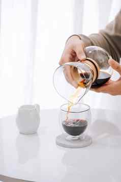 酝酿在滴咖啡一步一步烹饪指令咖啡准备好了咖啡师倒酿造咖啡杯