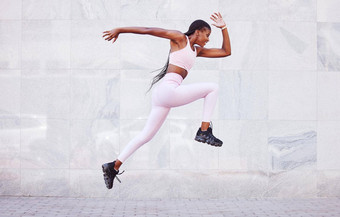 能源体育黑色的女人跳运行户外健身健康户外培训墙模型年轻的健康的非洲女孩运动员跑步者衣服时尚模拟背景